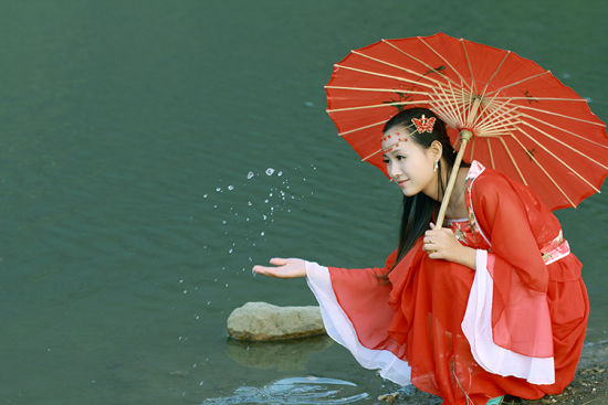得知爸爸回家“小棉袄”村口迎候骑车开路
